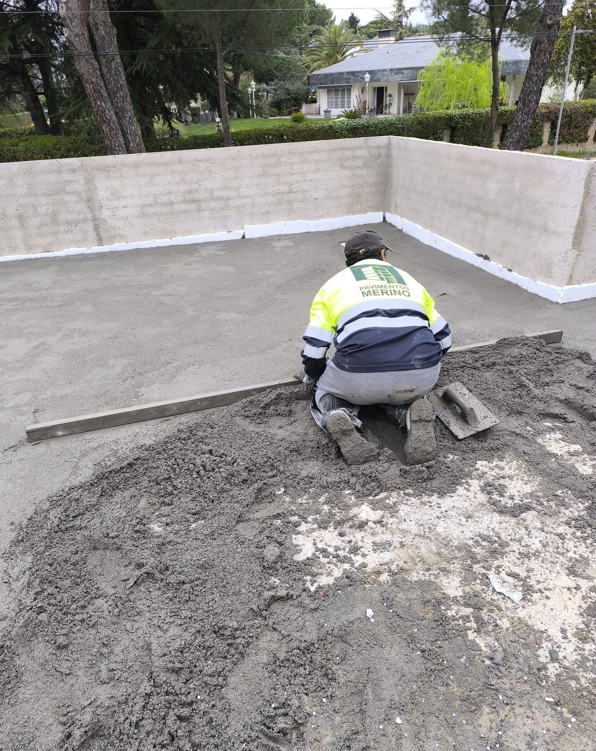 Equipo de Pavimentos Merino trabajando en una terraza